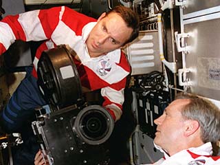 Walz prepares the IMAX camera for use in Mir  